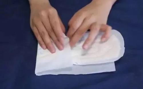  千家万户■花露水滴在卫生巾里，解决了千家万户的大烦恼，学会受用一生！