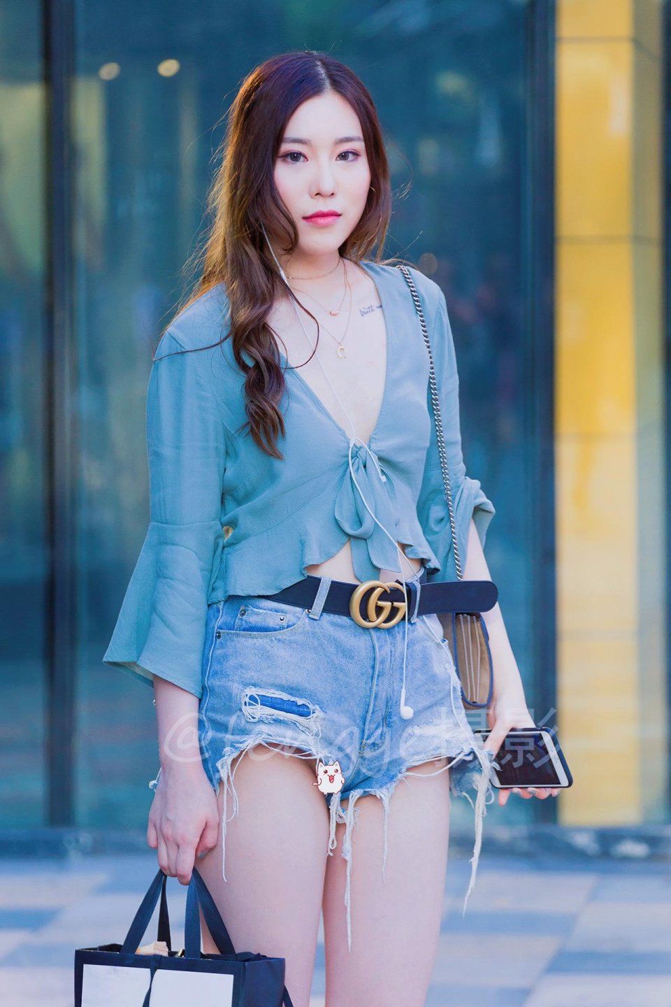 街拍:三里屯来了个梨形身材的姑娘，个性时尚颇具亲和力