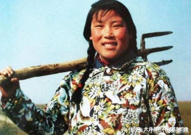 农村姑娘在地里挖到1宝石，专家价值连城，最终上交国家