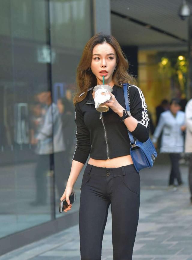 「感觉」小姐姐笑起来好看,也很有魔力,让人感觉甜甜的!