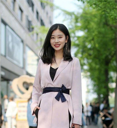 # 美女#长发披肩，尽显女王气质，街拍：美女穿黑色T恤配黑色短裤