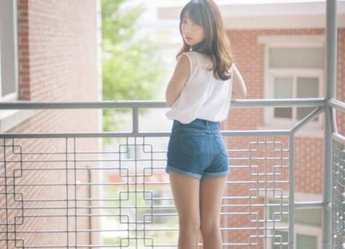 精心搭配的牛仔裤美女，秀出曼妙身形，清秀迷人！