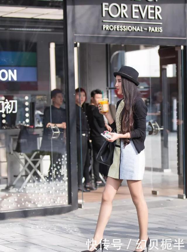 迷人:美女踩着一双高跟凉鞋,双腿看上去既迷人又有气场,非常休闲