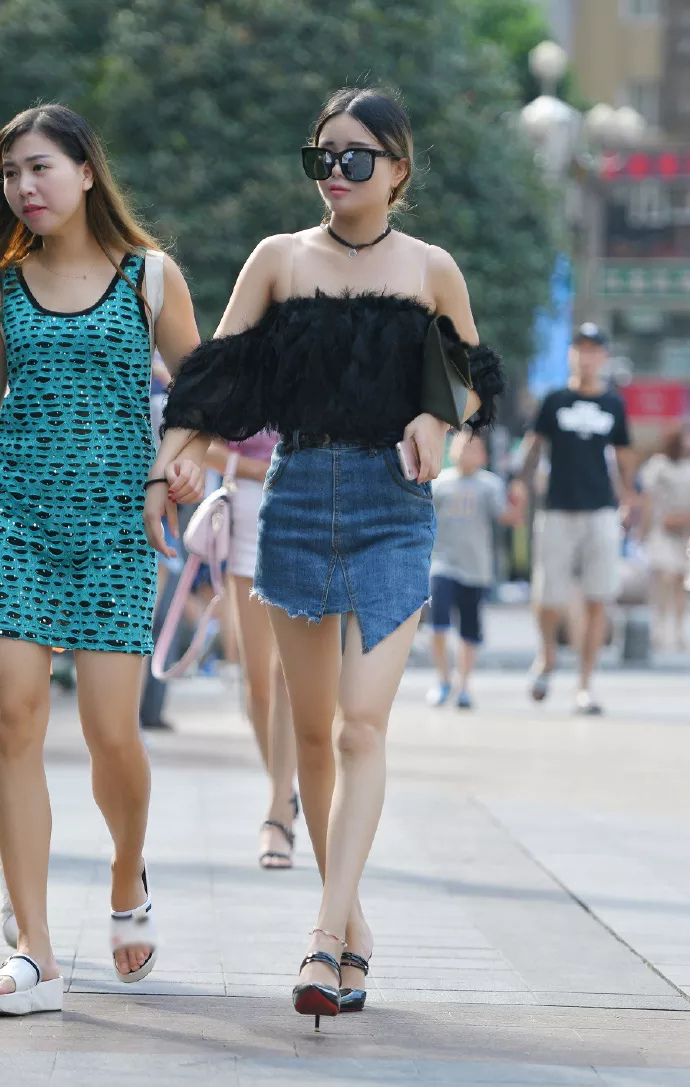 街拍 : 小姐姐穿的超短热裤拉链设计在后面，是穿反了吗？