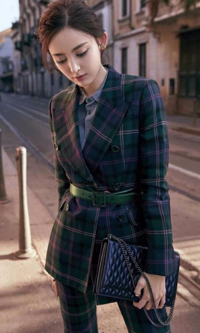 女星同穿西装，宋茜嘻哈范，杨幂御姐范，李宇春高级感十足！