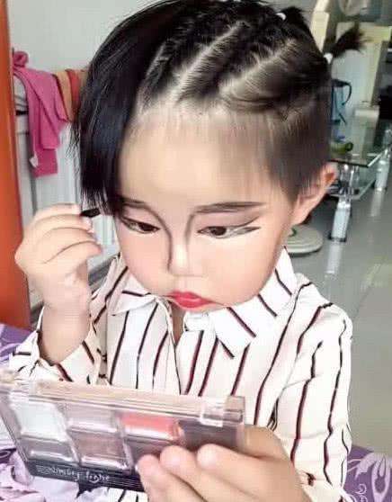 3岁小女孩直播化妆, 效果让人惊讶, 难怪是“四大邪术”之一