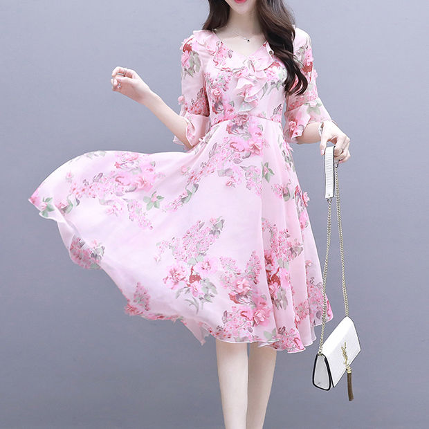 聚会一定要挑款，得体精致，显身材的连衣裙，想不艳压群芳都难