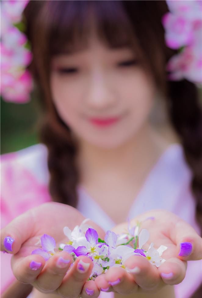 可爱俏皮美女娇憨性感花丛写真图片