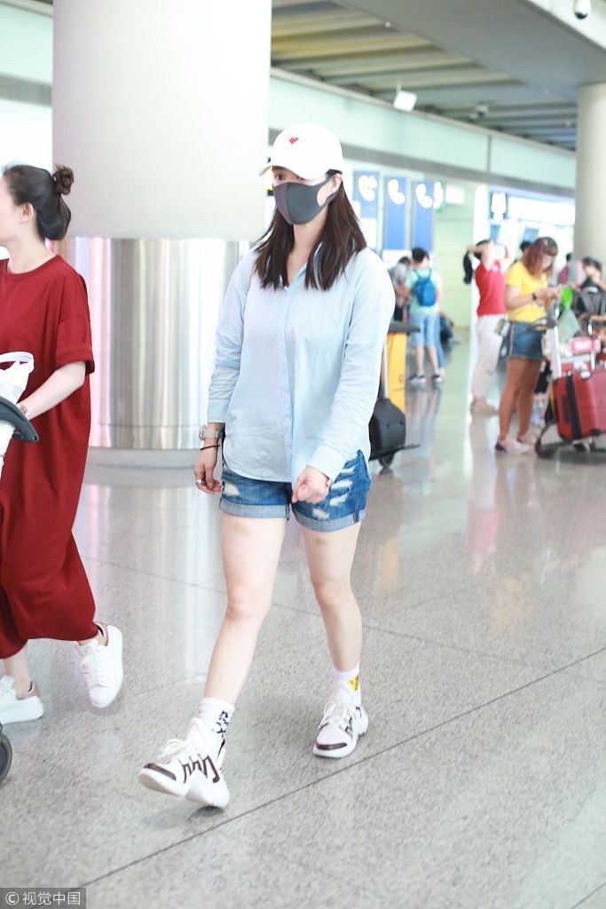 减肥仍需努力！蒋欣机场秀美腿惊现两块淤青 上围傲人无奈略显粗