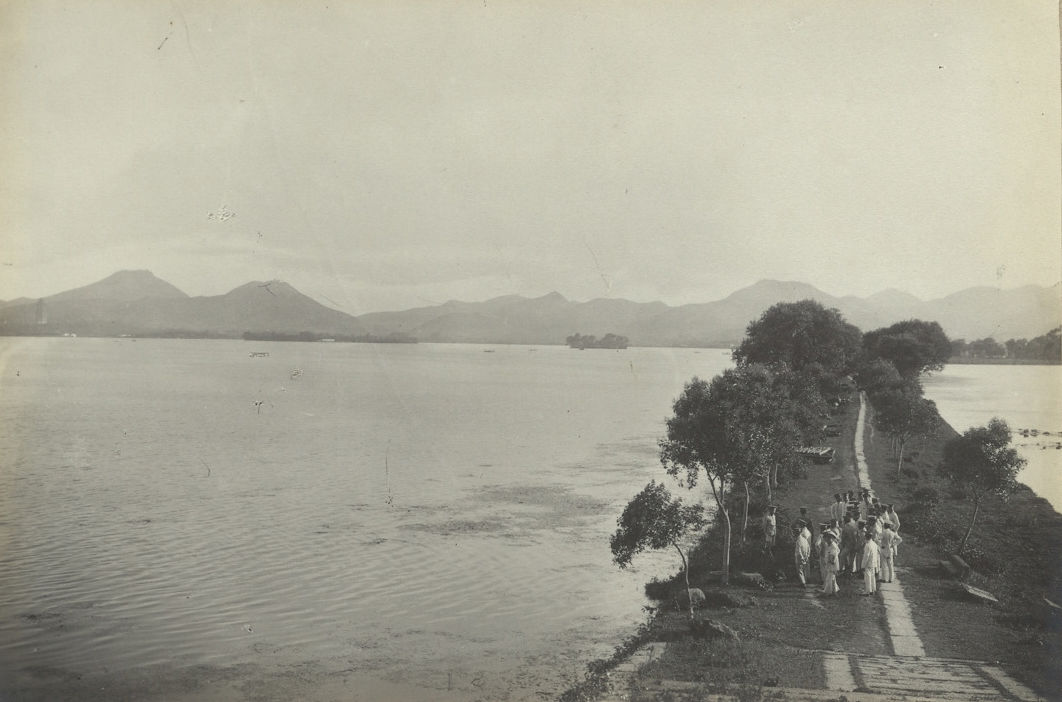 我要去100年前的杭州西湖看风景，不要去五一的西湖看人!