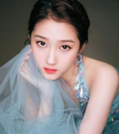 关晓彤和热巴同穿粉色裙子，关晓彤被秒杀，和热巴撞衫没好下场