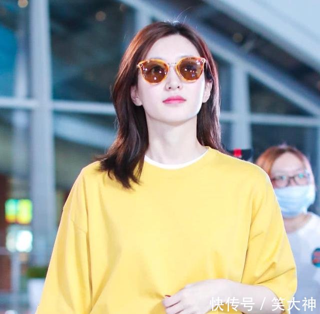 江疏影真是厉害，一穿裤子就暴露缺点，原来大长腿都是骗人的！