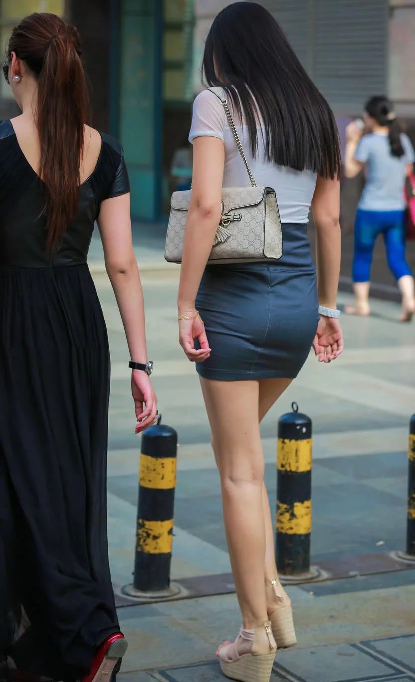 街拍：身姿高挑的妖娆美少妇，把包臀裙的效果发挥到极致