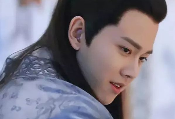 「童年」任嘉伦“童年照”被翻出，看到他小时候的眼神：难怪运气会这么好