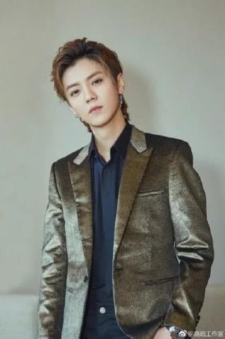 鲻鱼头发型得靠颜值撑！范丞丞像精灵，杨洋超日系，鹿晗不敢认！