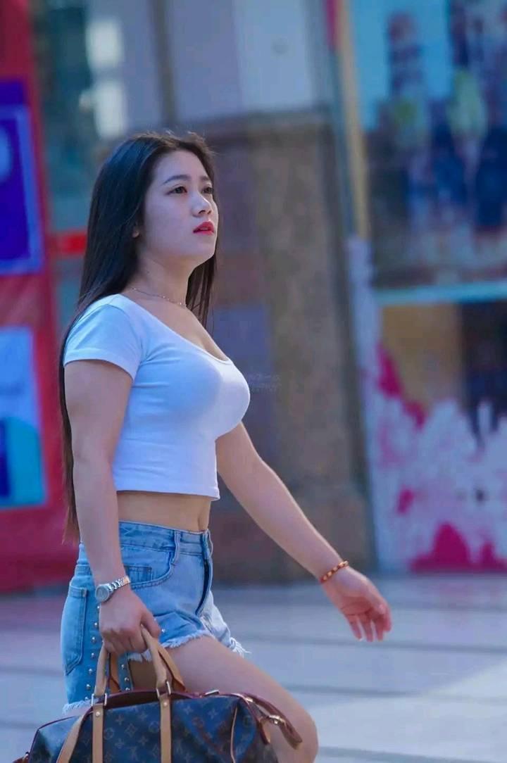 小姐姐T恤+热裤打造完美大长腿，身材不够，穿衣来凑！