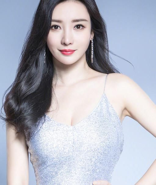 身材丰满的女孩这样穿，学会柳岩徐冬冬这两招，争做宅男女神