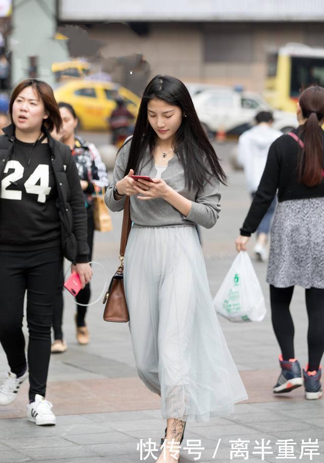 『少女』街拍粉色吊带搭配白色短裤的小姐姐,少女范十足