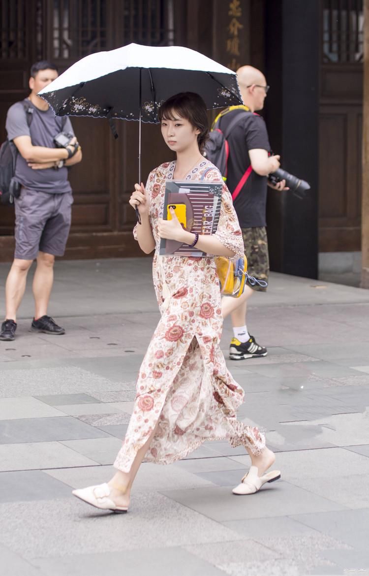 街拍:时髦性感的美女魅力十足，图四有双笔直的大长腿