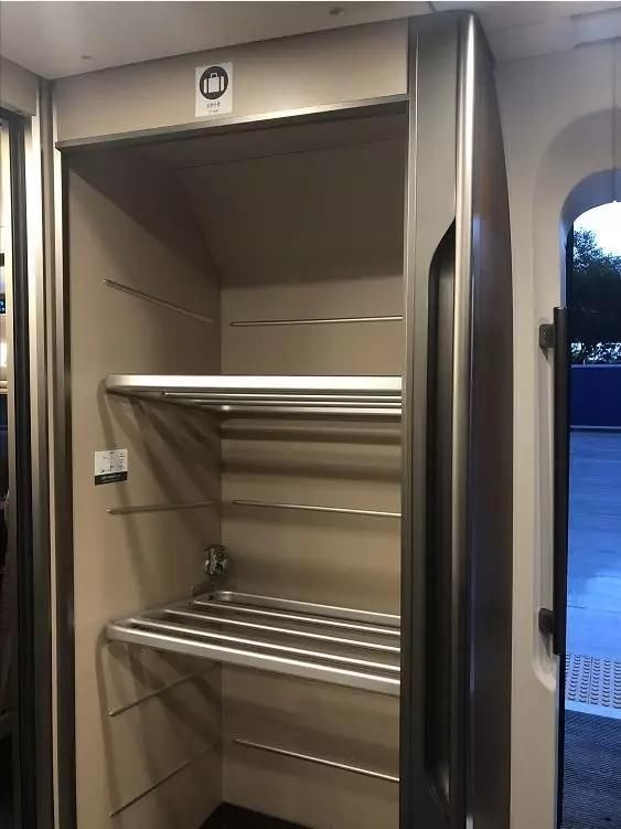 今日首次上线运营的超长版复兴号长啥样？探营现场照片来啦