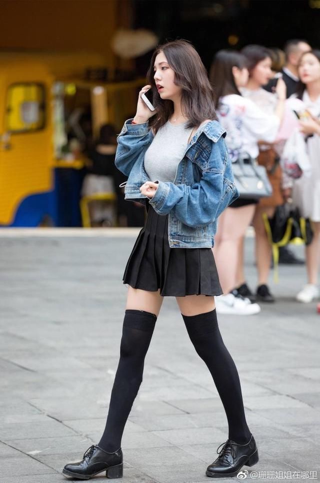 街拍女孩:高贵俏丽细嫩皮肤，一双大长腿!