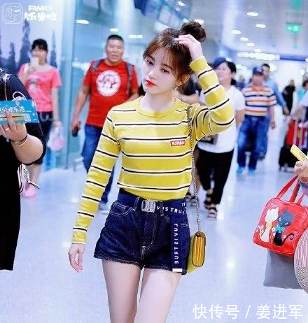 24鞠婧祎和19周洁琼机场秀，网友活力少女和成熟女性既视感