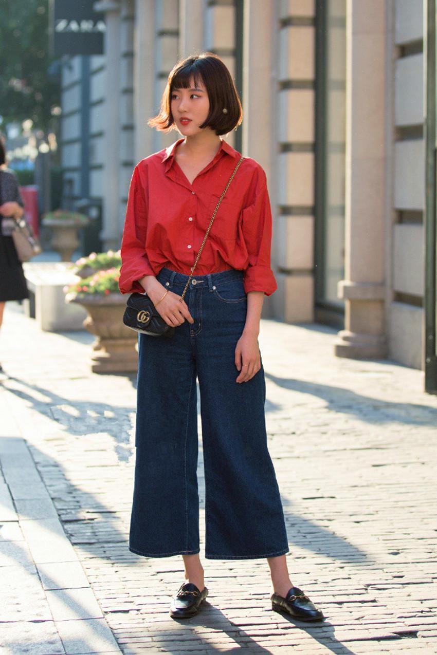 路人街拍，小姐姐身穿红色吊带连衣裙，露出诱人的香肩，十分撩人