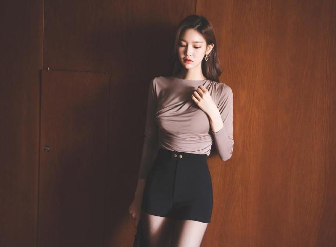 室内美女写真集：紧身上衣搭配黑色短裤，展示性感好身材，非常美