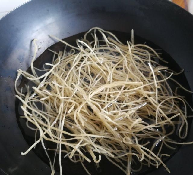  [鲜香]骨头萝卜粉丝汤，鲜香入味，令人大快朵颐