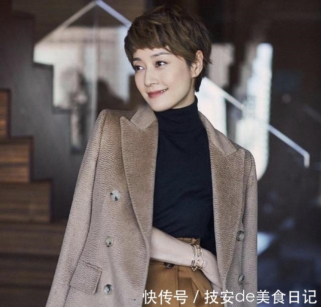 『女人』马伊琍穿的“大衣”火了!内搭毛衣时髦又保暖,适合40岁女人