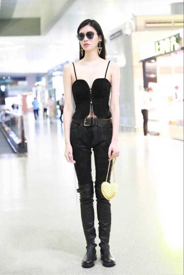 奚梦瑶上身穿的如此清凉，下半身却密不透风，网友：秀腿新技能！