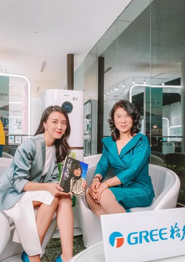  「风范」董明珠太会穿，一袭V领连衣裙优雅大方，真有女企业家的风范