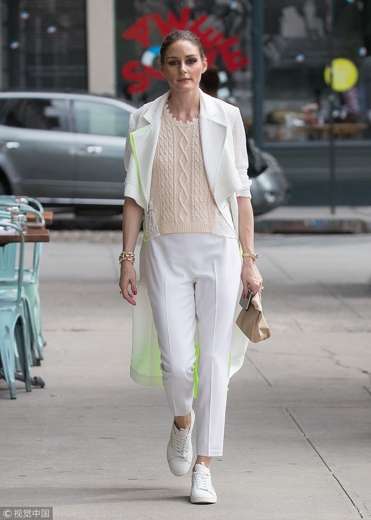 名媛奥利维亚一身白衣气质佳腿长腰细好身材吸睛 五官精致无可挑