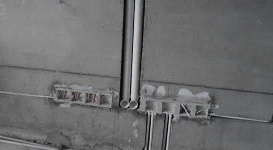 头次见有人在电视墙内埋根大水管,聪明人一看