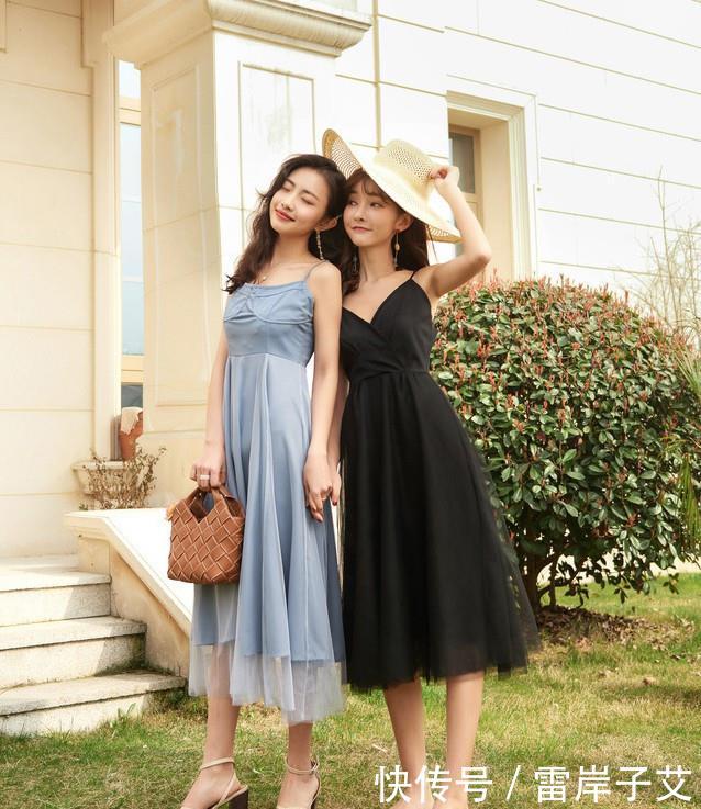 「吊带」为什么00后女生爱穿吊带连衣裙？搭配牛仔短外套，遮肉又减龄