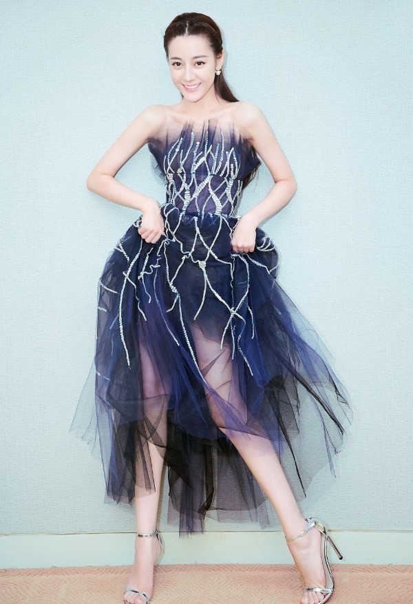 迪丽热巴穿黑色的裙子，还能随手撩起来，美得就像是黑夜的精灵！