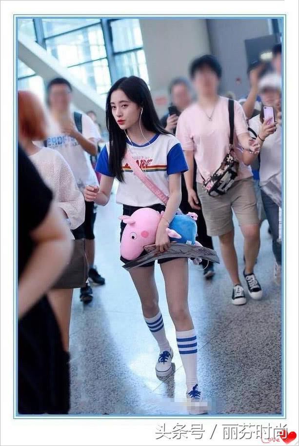 网友晒鞠婧祎机场照，彩虹T恤超美，下身搭配却暴露“真实身高”