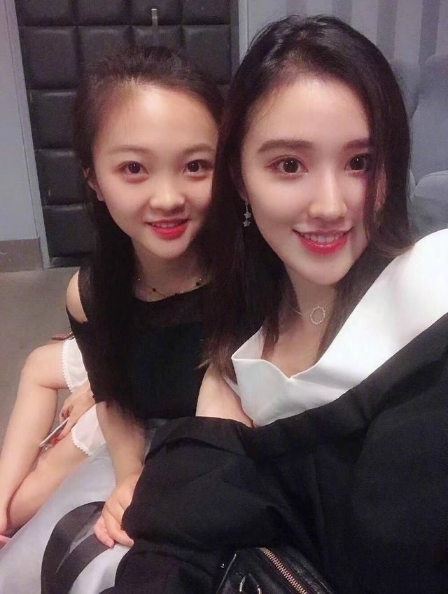 林妙可被室友坑了，合影站后面，脸还那么圆？