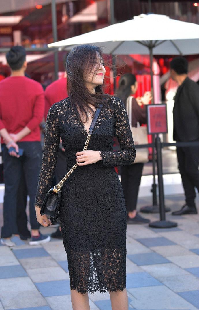  蕾丝|街拍提升优雅感的蕾丝短裙，你穿上也能美的出众
