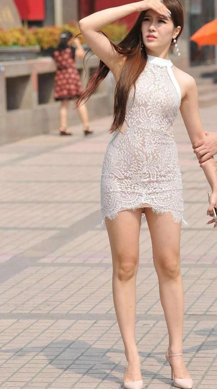 镂空设计的紧身包臀裙若隐若现，让成熟辣妈更加好看，穿不穿没区