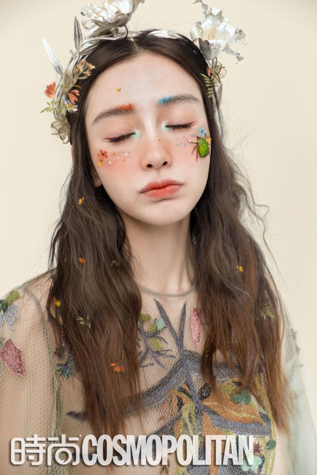 『辣妈』Anglebaby罕见晒娃,亲子装摘草莓,红色毛衣隐约辣妈身材
