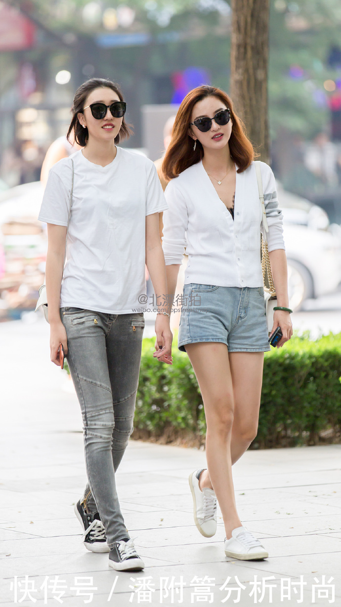 路人街拍的:小姐姐洁白吊带长裙很飘逸,行走在街上如仙女下凡!