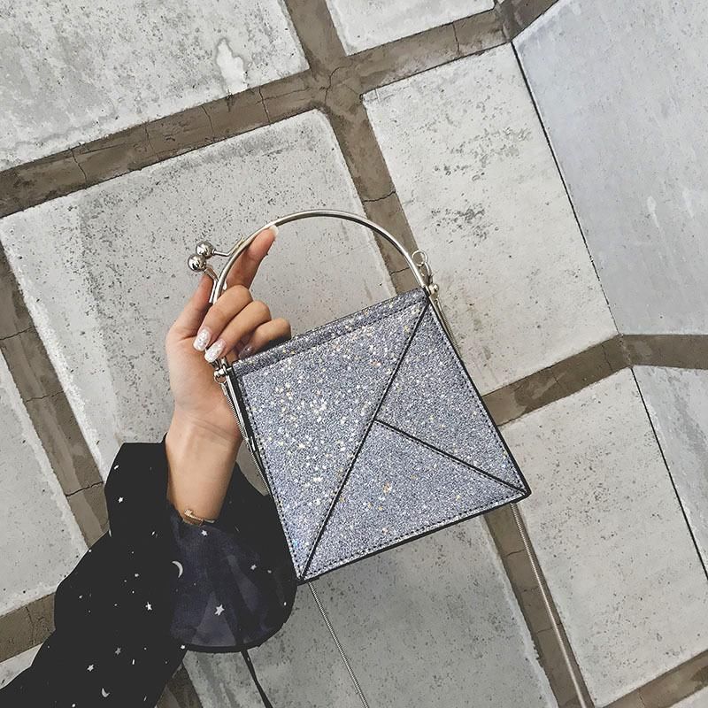 街拍:吊带衫配短裤，美女体态轻盈，展现魅力少女的气质