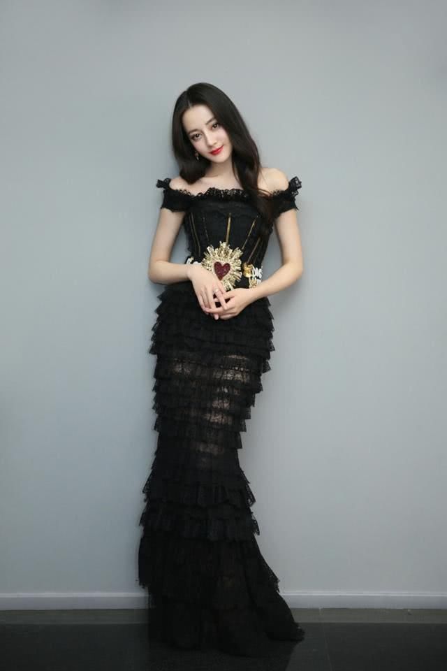 看到迪丽热巴穿这条吊带裙站海边，真的像极了美人鱼!