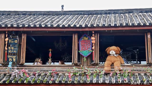 丽江古城80元维护费收了这么多年，但束河旁的梦幻水秀却坚决免费