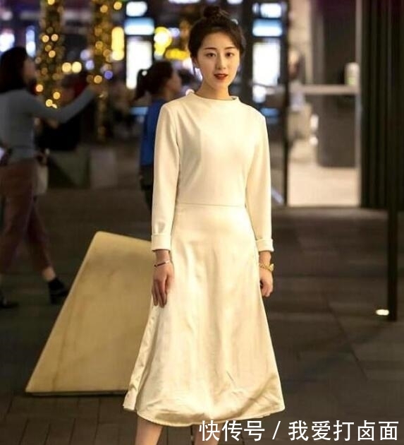  #寒冷#街拍图片，入秋这样穿如何？把寒冷抛开才时尚