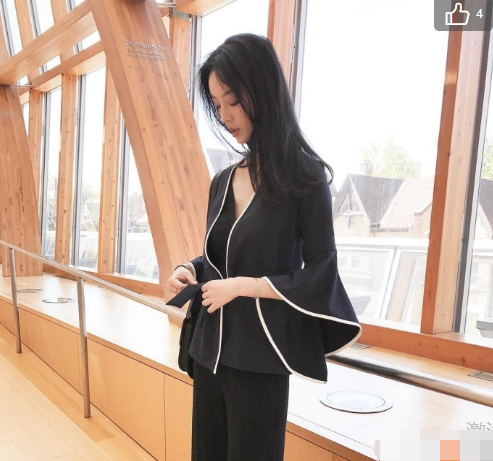 街拍：成熟清爽纯净靓丽的少女，火辣身材搭配时尚让人怦然心动!