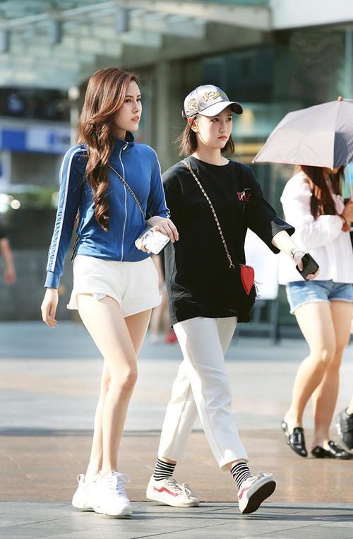 路人街拍，可爱小姐姐身材苗条，穿包臀裙凸显好身材，气质独特