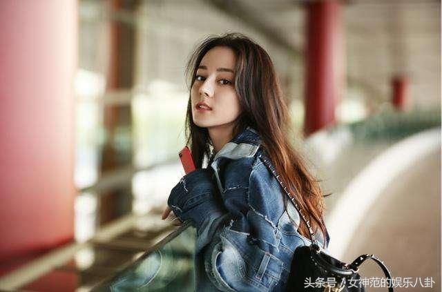 迪丽热巴化身“水蜜桃女孩”出席活动，这口红颜色就是灾难！