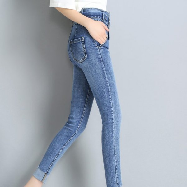 女人奔三以后,别老穿裙子,多穿这样的牛仔裤,显瘦显美特显高